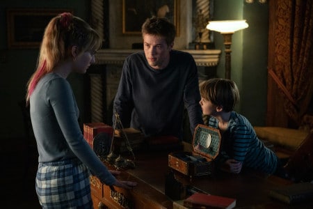 Locke and Key Netflix show, the three Locke children discussing their next move.