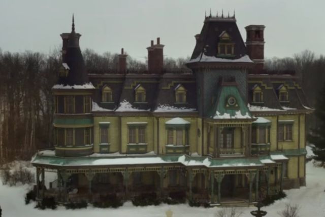 Locke and Key Netflix Show, the gigantic Keyhouse manor.