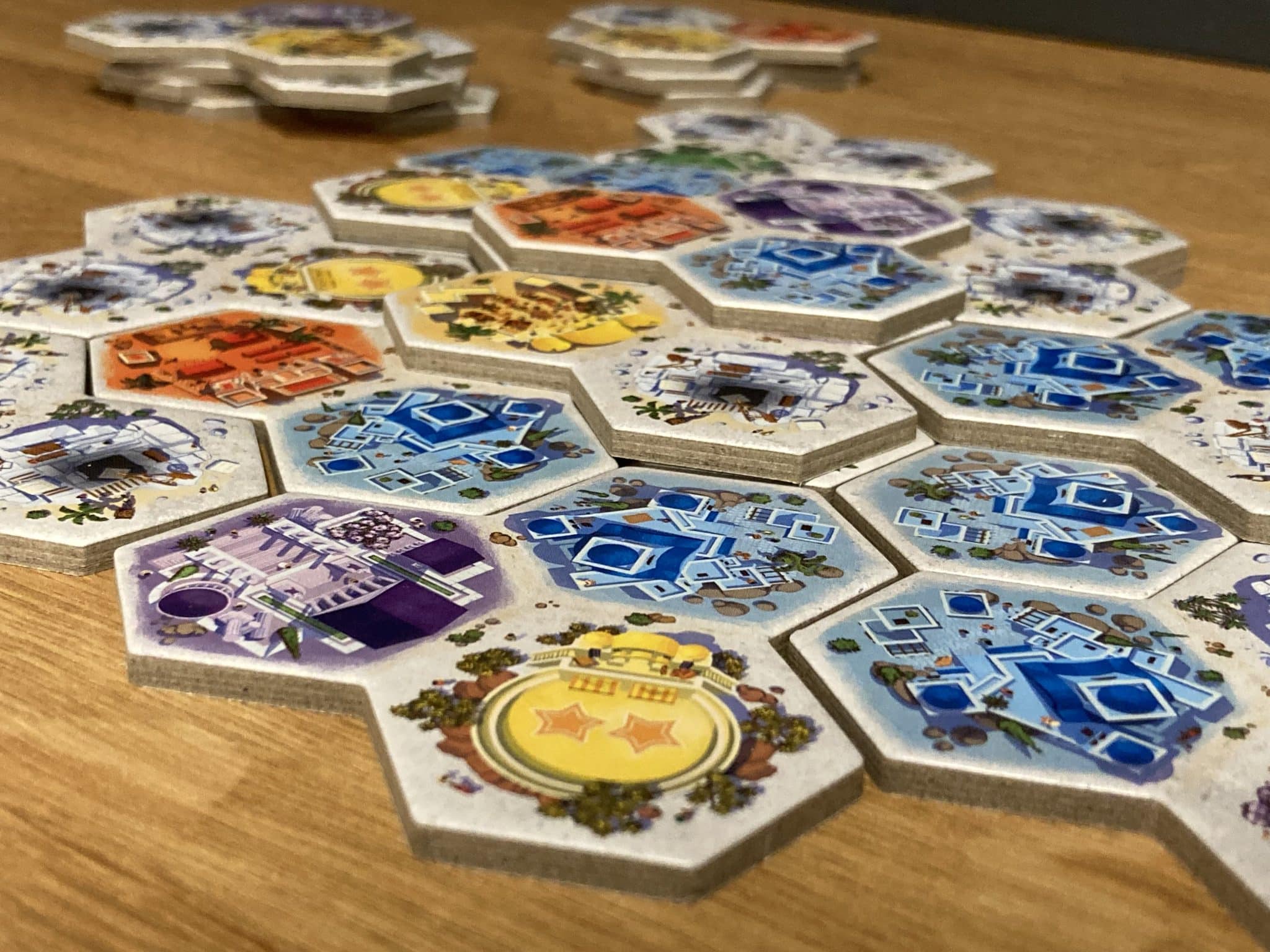 Board Game Review: Stack that City in Akropolis by Gigamic - Nerds on Earth